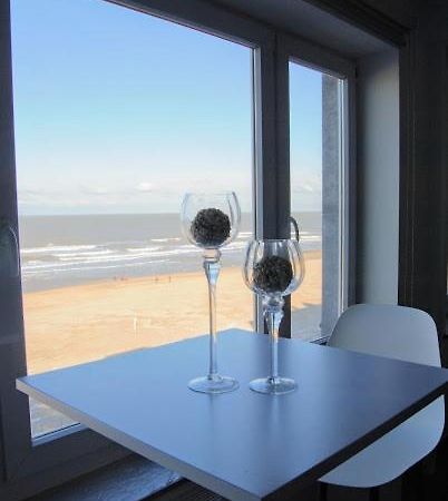 Modern Appartement Op De Zeedijk Met 2 Slaapkamers Te Oostende Extérieur photo