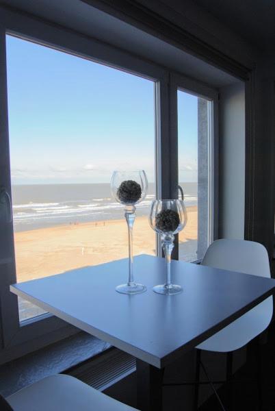 Modern Appartement Op De Zeedijk Met 2 Slaapkamers Te Oostende Extérieur photo